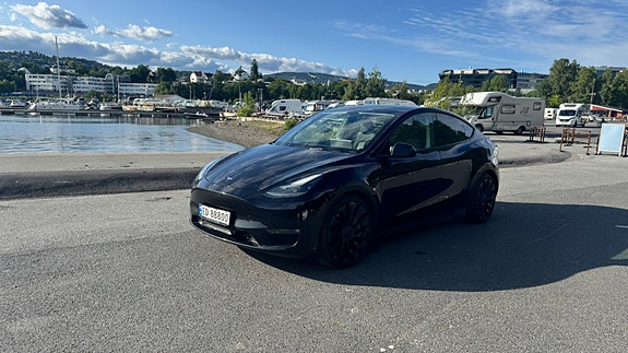 Tesla Model Y 14 of 30