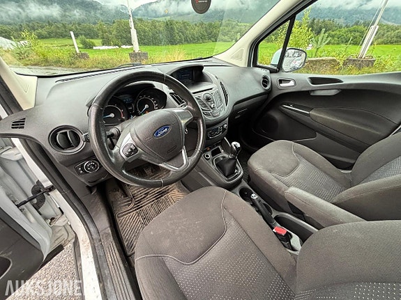 Ford Transit Courier 10 of 30
