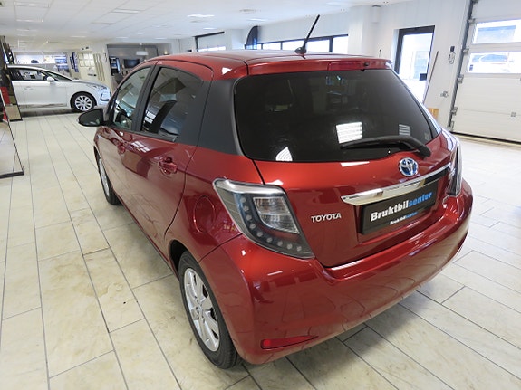 Toyota Yaris 3 of 5