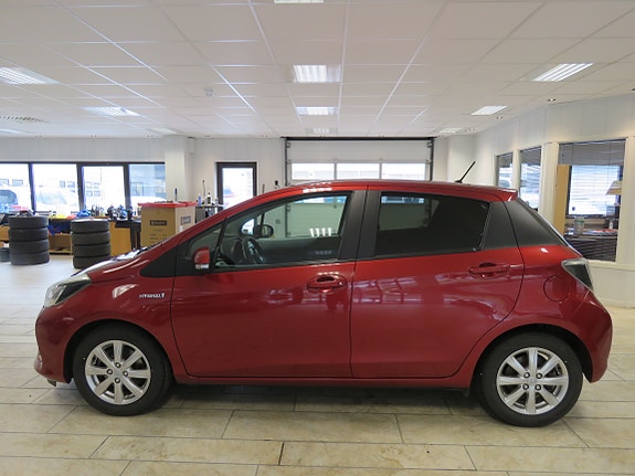 Toyota Yaris 2 of 5