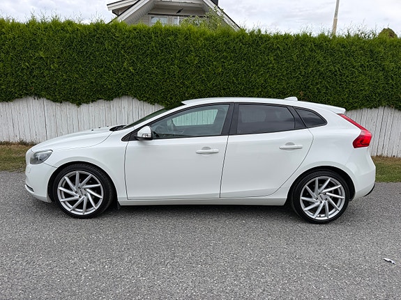 Volvo V40 2 of 17
