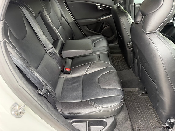 Volvo V40 11 of 17