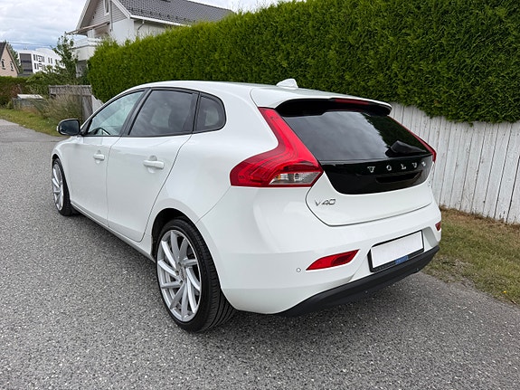 Volvo V40 3 of 17