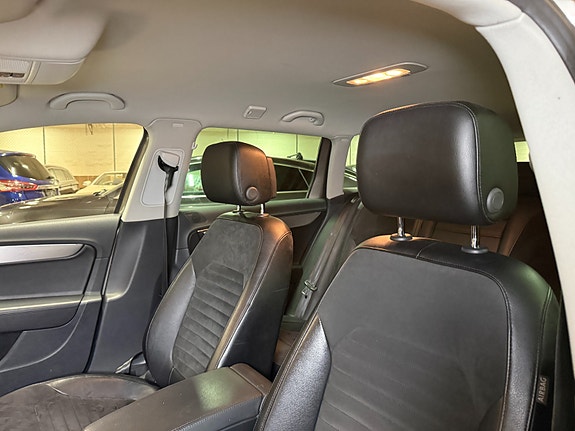Volkswagen Passat 21 of 30