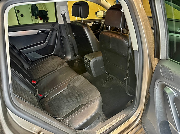 Volkswagen Passat 13 of 30