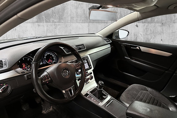 Volkswagen Passat 10 of 30