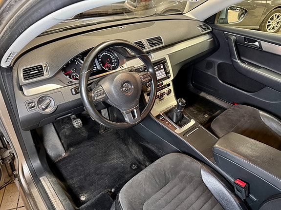 Volkswagen Passat 19 of 30