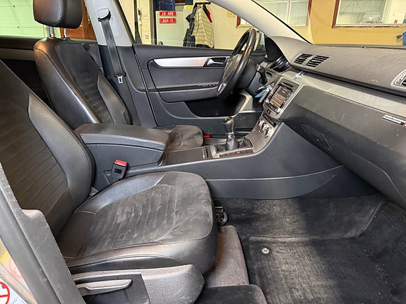 Volkswagen Passat 23 of 30