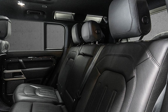Land Rover Defender 110 23 of 30