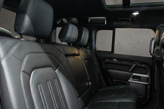 Land Rover Defender 110 25 of 30