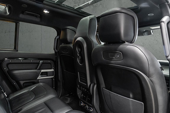 Land Rover Defender 110 26 of 30