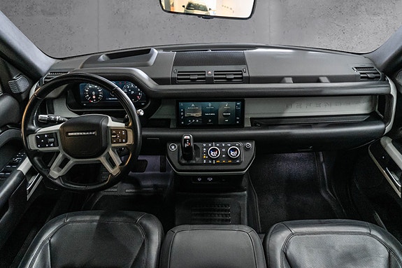 Land Rover Defender 110 17 of 30