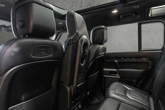 Land Rover Defender 110 24 of 30