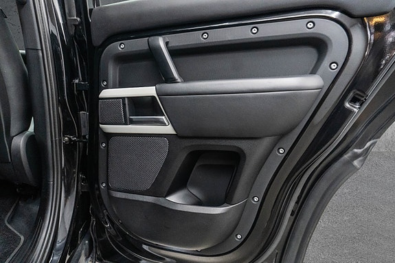Land Rover Defender 110 28 of 30