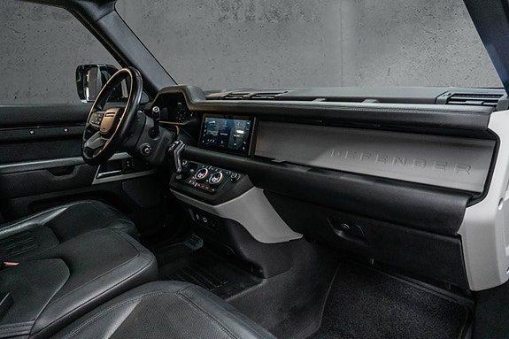 Land Rover Defender 110 21 of 30