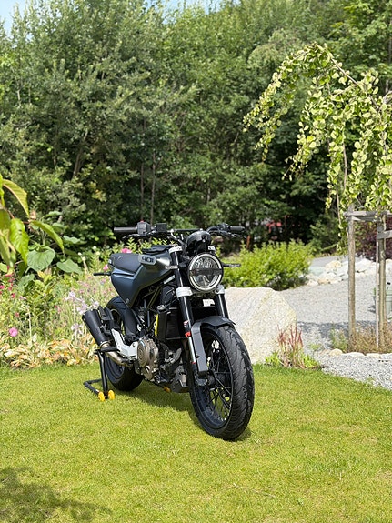 Husqvarna Svartpilen 401 3 of 12