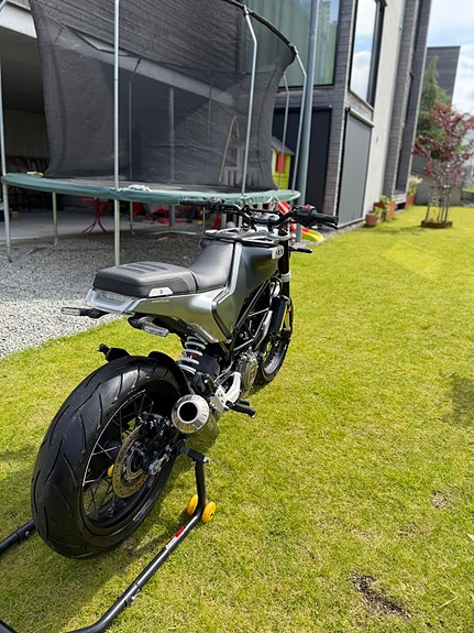 Husqvarna Svartpilen 401 5 of 12