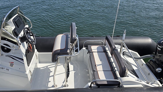 Meget pen og vedlikeholdt Zodiac Pro Open 650 | Navigasjon | Stereo | Vannski 2 of 13