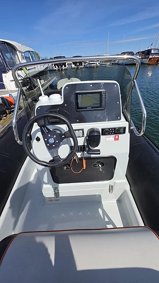 Meget pen og vedlikeholdt Zodiac Pro Open 650 | Navigasjon | Stereo | Vannski 10 of 13