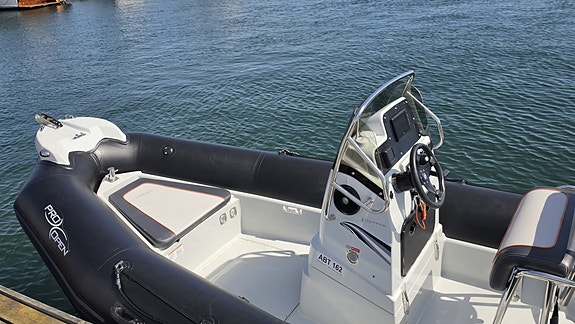 Meget pen og vedlikeholdt Zodiac Pro Open 650 | Navigasjon | Stereo | Vannski 4 of 13