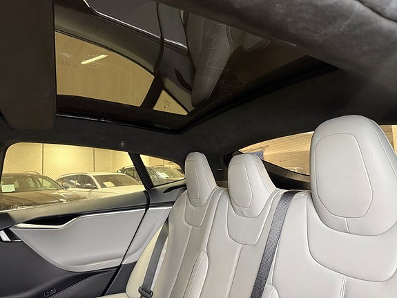 Tesla Model S 18 of 30