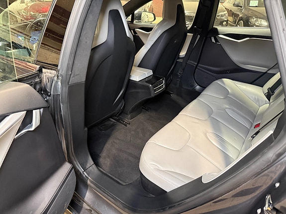 Tesla Model S 14 of 30