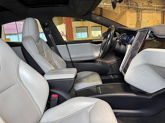 Tesla Model S 22 of 30