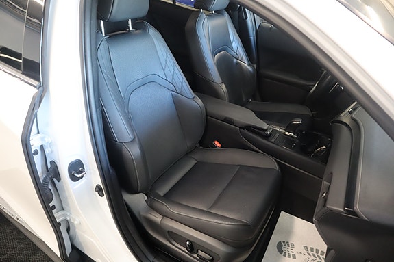 Lexus UX300e 23 of 30