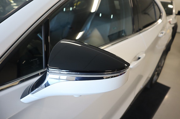 Lexus UX300e 10 of 30