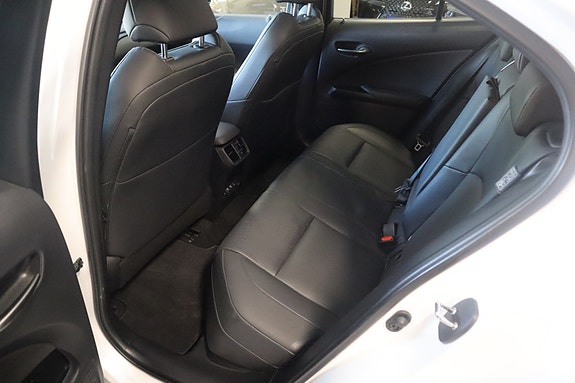 Lexus UX300e 20 of 30