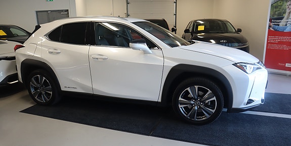 Lexus UX300e 4 of 5