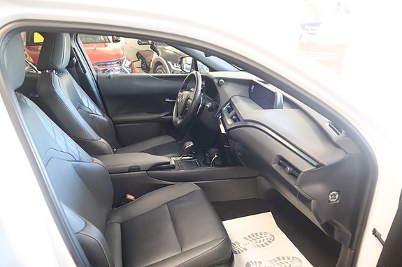 Lexus UX300e 26 of 30