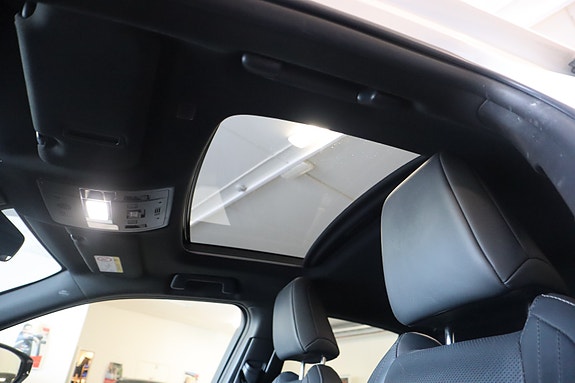 Lexus UX300e 19 of 30