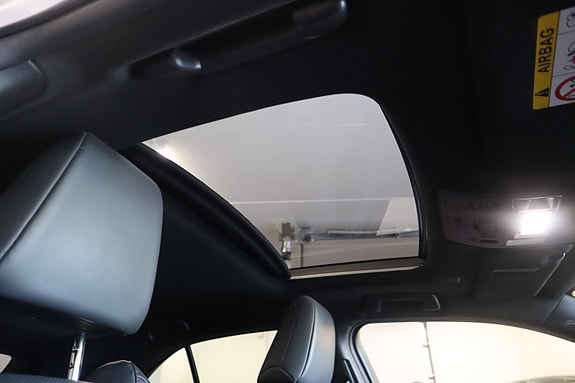 Lexus UX300e 24 of 30