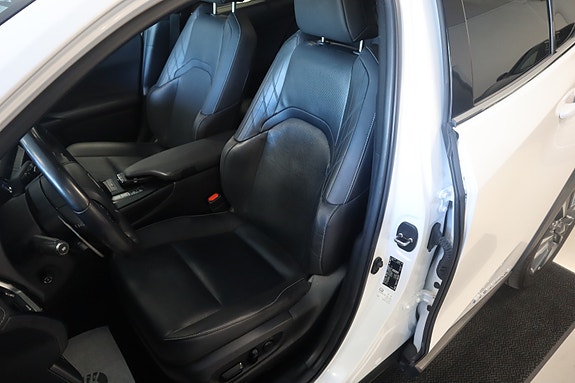 Lexus UX300e 18 of 30