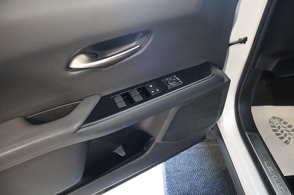 Lexus UX300e 16 of 30