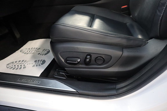 Lexus UX300e 17 of 30