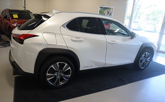 Lexus UX300e 6 of 30
