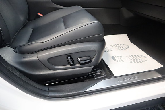 Lexus UX300e 25 of 30