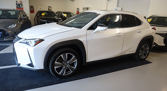 Lexus UX300e 3 of 5