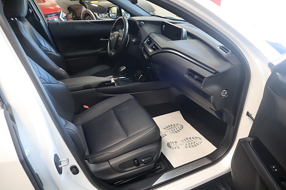 Lexus UX300e 22 of 30