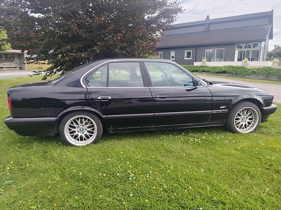 BMW 520i 4 of 5