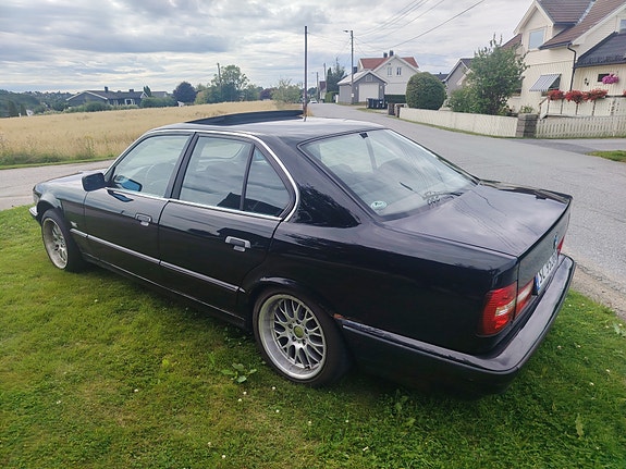 BMW 520i 2 of 5