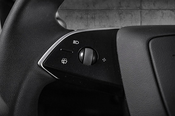 Tesla Model Y 23 of 30