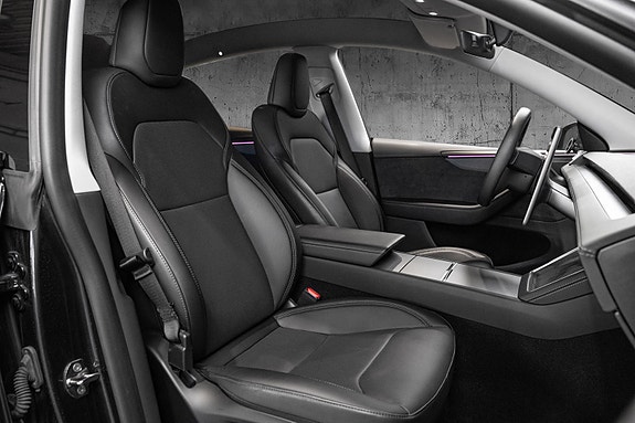 Tesla Model Y 17 of 30