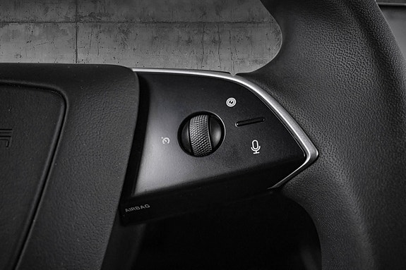 Tesla Model Y 24 of 30