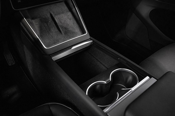 Tesla Model Y 25 of 30