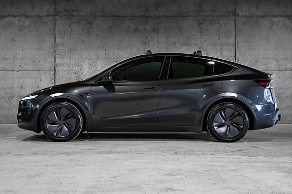 Tesla Model Y 5 of 30