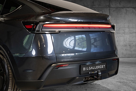 Tesla Model Y 7 of 30