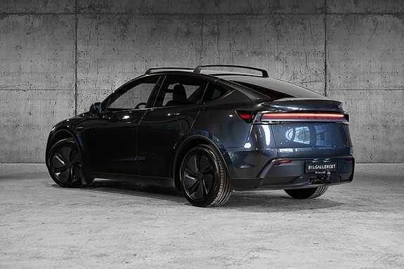 Tesla Model Y 6 of 30